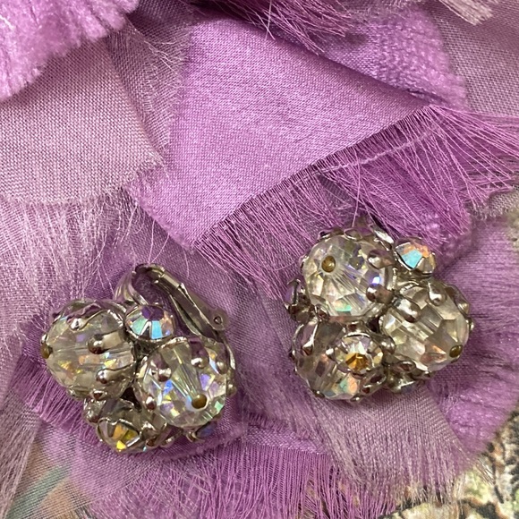 VOGUE iridescent crystal bead and rhinestone clip earrings 3/4” EUC - Picture 3 of 7